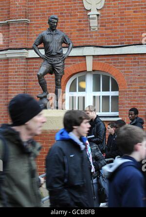 Football - Barclays Premier League - Fulham / Birmingham City - Craven Cottage.Les fans marchent devant la statue de Johnny Haynes, légende de Fulham, à l'extérieur de Craven Cottage Banque D'Images