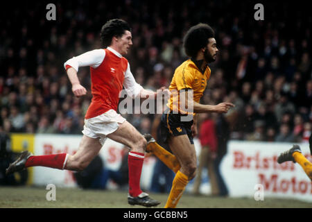 Football - League Division One - Arsenal / Wolverhampton Wanderers - Highbury Stadium. George Berry, Wolverhampton Wanderers (r) Banque D'Images