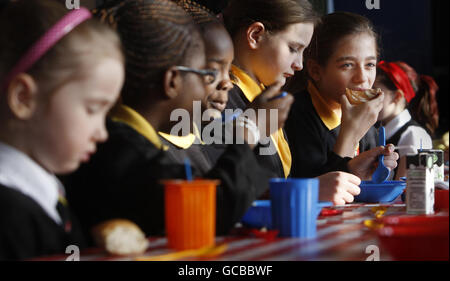 Les enfants prennent le petit-déjeuner alors que la ministre de la Santé publique Shona Robison leur rend visite à l'école primaire St Mark's de Glasgow pour dévoiler une stratégie visant à s'attaquer au problème de l'obésité en Écosse. Banque D'Images