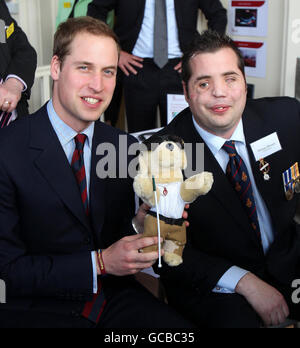 Le Prince William rencontre Simon Brown, 31 ans, de Morley, dans le West Yorkshire - aveuglé par un tir de sniper alors qu'il servait à Bassorah en 2006 - lors d'une visite à St Dunstan's, un centre spécialisé pour les femmes aveugles ex-Service, à Llandudno, dans le Nord du pays de Galles. Banque D'Images