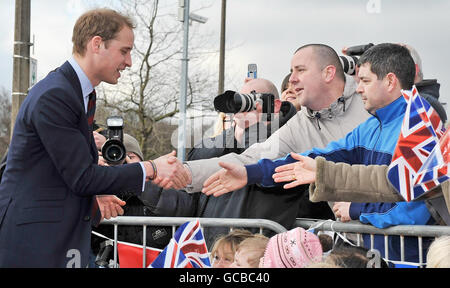 Le Prince William parle aux membres du public alors qu'il quitte l'Hôpital pour enfants Alder Hey à Liverpool. Banque D'Images