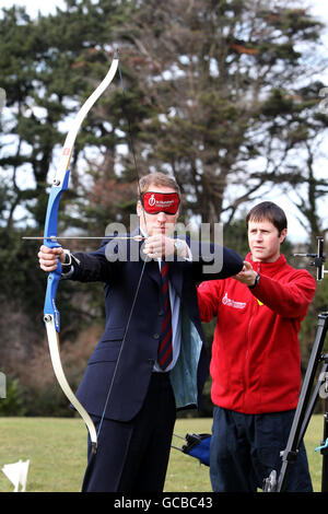 Le Prince William prend part à une leçon de tir à l'arc - portant un bandeau pour simuler la perte de vue - à St Dunstan's, un centre spécialisé pour les femmes aveugles ex-Service, à Llandudno, au nord du pays de Galles. Banque D'Images