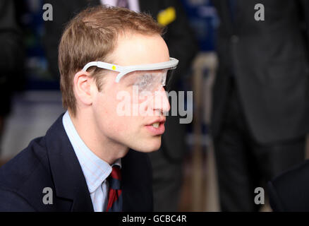 Le Prince William portant une paire de lunettes spéciale qui simulent les effets de la dégénérescence maculor, lors d'une visite à St Dunstan's, un centre spécialisé pour les aveugles ex-Service et les femmes, à Llandudno, au nord du pays de Galles. Banque D'Images