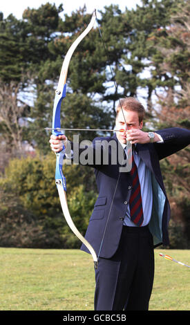 Le prince William fait escale à St Dunstan's dans le nord du Pays de Galles Banque D'Images