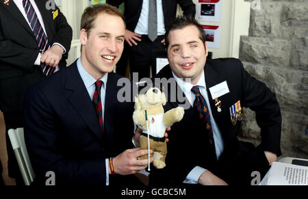 Le prince William fait escale à St Dunstan's dans le nord du Pays de Galles Banque D'Images