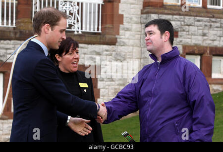 Le Prince William (à gauche) rencontre Clive Jones, 35 ans, un ancien guardsman gallois qui a perdu la vue lors d'une agression non provoquée, à St Dunstan's, un centre spécialisé pour les femmes aveugles ex-Service, à Llandudno, au nord du pays de Galles. Banque D'Images