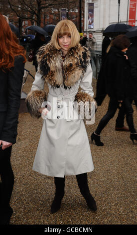 Anna Wintour, rédactrice en chef de l'American Vogue aux États-Unis, arrive au Burberry Fashion show à Londres. Banque D'Images