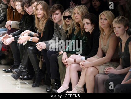 Front Row - Burberry London Fashion Week Banque D'Images