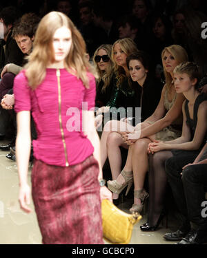 Front Row - Burberry London Fashion Week Banque D'Images