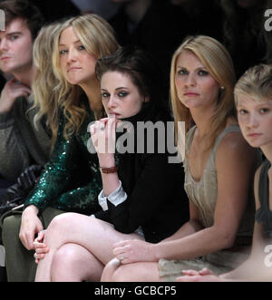 (De gauche à droite) Kate Hudson, Kristen Stewart, Claire Danes et Mia Wasikowska assistent au spectacle Burberry Prorsum de l'automne/hiver 2010, au Chelsea College of Art and Design, dans le centre de Londres. Banque D'Images