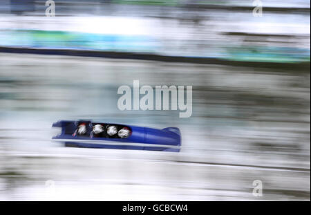 L'équipe de quatre hommes de Boblseigh en Grande-Bretagne avec le pilote John Jackson pendant la séance d'entraînement sur la piste de bobsleigh aux Jeux olympiques d'hiver de 2010 au Whistler Sliding Centre, Whistler, Canada. Banque D'Images