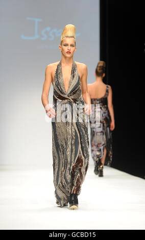 Passerelle de l'AISS - semaine de la mode de Londres.Alice Dellal sur la piste du spectacle Issa Catwalk lors de la Fashion week de Londres. Banque D'Images