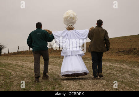 Le cultivateur de blé britannique à 100 % Hovis Nigel Britten (à gauche) et le travailleur agricole Alec Hall portent leur arnaque inspirée de Lady Gaga conçue pour protéger leur récolte de première qualité à la ferme Whelan de Surrey. Banque D'Images