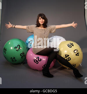 L'actrice Gemma Arterton lance le National Lottery's Britain has Balls Tour, qui célèbre les grandes choses que la BITS fait avec le financement de la Loterie pour soutenir les talents, les organismes de bienfaisance et les communautés dans le pays, à London Bridge. Banque D'Images