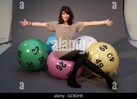 L'actrice Gemma Arterton lance le National Lottery's Britain has Balls Tour, qui célèbre les grandes choses que la BITS fait avec le financement de la Loterie pour soutenir les talents, les organismes de bienfaisance et les communautés dans le pays, à London Bridge. Banque D'Images