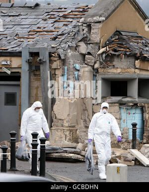 La police recueille des preuves à la suite d'une attaque à la bombe de voiture dissidente à l'extérieur du palais de justice de Newry à Co Down, peu après 22 h 30, lundi. Banque D'Images