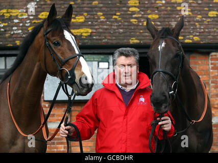 L'entraîneur Paul Nicholls avec Kauto Star (à gauche) et Denman pendant la visite de l'écurie à Manor Farm, Ditcheat, Somerset. Banque D'Images