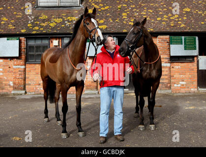 L'entraîneur Paul Nicholls avec Kauto Star (à gauche) et Denman pendant la visite de l'écurie à Manor Farm, Ditcheat, Somerset. Banque D'Images