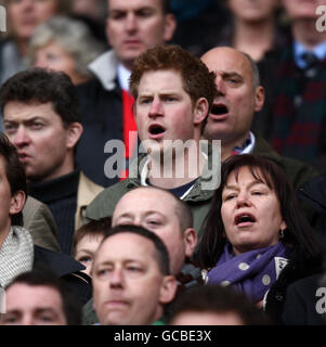 Rugby Union - RBS 6 Nations Championship 2010 - Angleterre / Irlande - Twickenham.Le Prince Harry regarde le match des six Nations du RBS au stade de Twickenham, à Londres. Banque D'Images