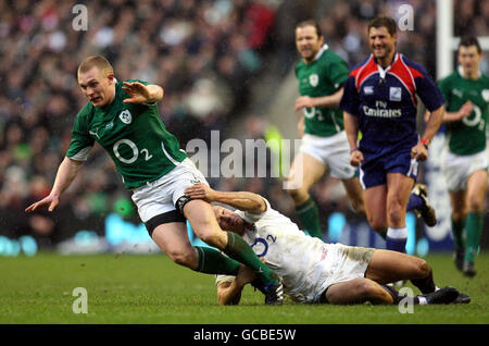 Le groupe irlandais Keith Earls est attaqué tard par le groupe britannique Jonny Wilkinson après avoir fait un coup de pied lors du match des six Nations du RBS au stade de Twickenham, à Londres. Banque D'Images