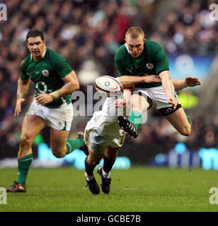 Le professeur irlandais Keith Earls (à droite) est attaqué tard par le britannique Jonny Wilkinson après avoir fait un coup de pied lors du match des six Nations du RBS au stade de Twickenham, à Londres. Banque D'Images