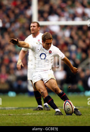 Rugby Union - RBS 6 Nations Championship 2010 - Angleterre / Irlande - Twickenham.Jonny Wilkinson, en Angleterre, fait une pénalité lors du match des six Nations du RBS au stade de Twickenham, à Londres. Banque D'Images