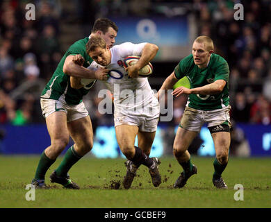 Jonny Wilkinson, en Angleterre, est attaqué par Cian Healy (à gauche) et Keith Earls (à droite) en Irlande lors du match des six Nations du RBS au stade de Twickenham, à Londres. Banque D'Images