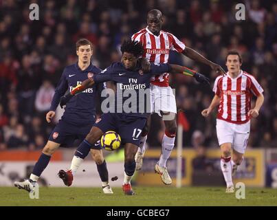 Alex Song d'Arsenal (au centre à gauche) et Mamady Sidibe de Stoke City (à droite) se battent pour le ballon. Banque D'Images