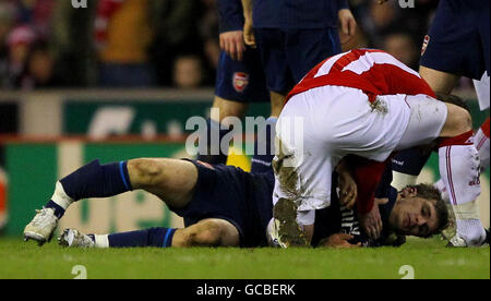 Aaron Ramsey d'Arsenal (sol) s'est blessé sur le terrain après un défi lancé par Ryan Shawcross de Stoke City lors du match de la Barclays Premier League au Britannia Stadium, Stoke. Banque D'Images