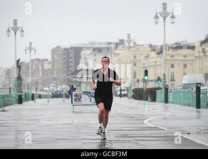 Le chef du Parti conservateur David Cameron se présente ce matin à Brighton le long du front de mer avant de s'adresser au Forum de printemps du Parti conservateur dans l'après-midi. Banque D'Images