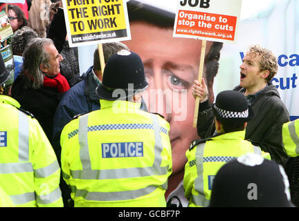 Les manifestants protestent contre la politique du Parti conservateur à la porte d'entrée du Forum du Printemps du Parti conservateur à Brighton, dans l'est du Sussex. Banque D'Images