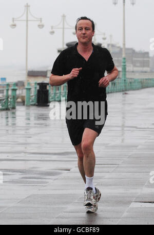 Le chef du Parti conservateur David Cameron se présente ce matin à Brighton le long du front de mer avant de s'adresser au Forum de printemps du Parti conservateur dans l'après-midi. Banque D'Images