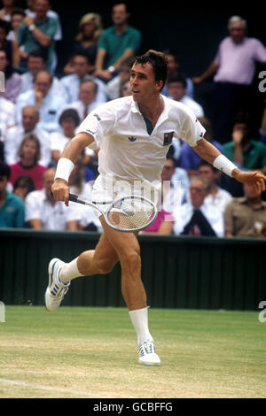 Tennis - Championnats de Wimbledon - les célibataires hommes - semi finale - Boris Becker v Ivan Lendl.Ivan Lendl en Tchécoslovaquie en action pendant la demi-finale de Wimbledon qu'il a perdue à Boris Becker (non représenté) Banque D'Images