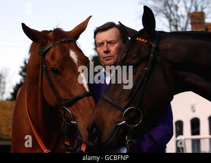 L'entraîneur Nicky Henderson avec Punchestwns (à gauche) et long Run (à droite) lors d'une visite stable à Seven Barrows, Hungerford, Berkshire. Banque D'Images