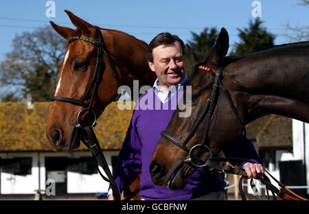 L'entraîneur Nicky Henderson avec Punchestwns (à gauche) et long Run (à droite) pendant la visite stable à Seven Barrows, Hungerford, Berkshire. Banque D'Images