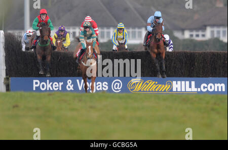 Courses hippiques - course après Chase Day - Hippodrome de Kempton Park. Panneaux William Hill à l'hippodrome de Kempton, Londres Banque D'Images