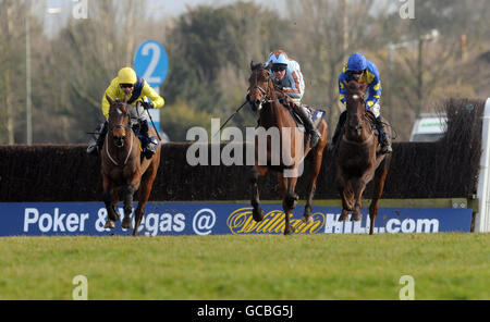 Courses hippiques - course après Chase Day - Hippodrome de Kempton Park. Panneaux William Hill à l'hippodrome de Kempton, Londres Banque D'Images