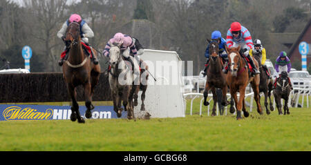 Courses hippiques - course après Chase Day - Hippodrome de Kempton Park. Panneaux William Hill à l'hippodrome de Kempton, Londres Banque D'Images