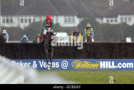 Courses hippiques - course après Chase Day - Hippodrome de Kempton Park. Panneaux William Hill à l'hippodrome de Kempton, Londres Banque D'Images