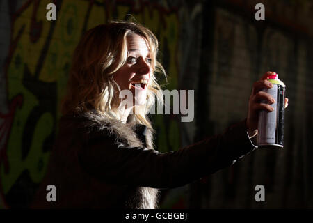 Edith Bowman arrivant pour la première du film britannique de 'Banksy: Sortie par la boutique de cadeaux', au tunnel de Leake Street à Waterloo, Londres. Banque D'Images