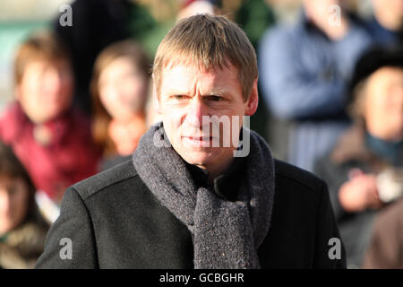 - Course de Chevaux Gold Cup de l'Artillerie royale jour Appuyer l'aide pour Heroes - Sandown Park Banque D'Images