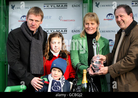 - Course de Chevaux Gold Cup de l'Artillerie royale jour Appuyer l'aide pour Heroes - Sandown Park Banque D'Images