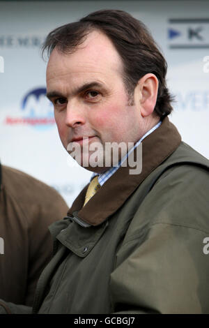 Course de chevaux - Journée de la coupe d'or de l'Artillerie royale aide aux héros - Sandown Park. Alan King, formateur Banque D'Images