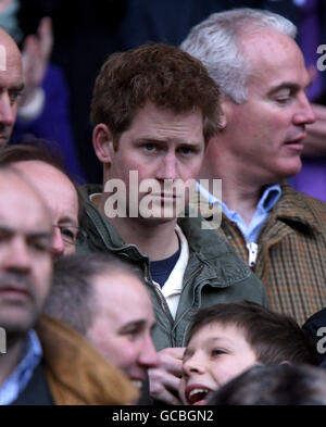 Le prince Harry arrive en Grande-Bretagne pour regarder le rugby des six Nations match international de l'union entre l'Angleterre et l'Irlande au Twickenham stade Banque D'Images