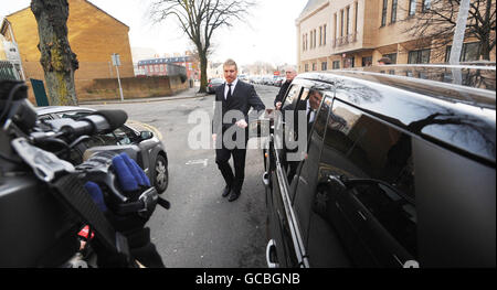 Andy Powell, star internationale du rugby au pays de Galles, arrive sur le siège passager alors qu'il est sur le point d'être conduit loin du tribunal de la magistrature de Cardiff après avoir été interdit de conduire pendant 15 mois aujourd'hui après avoir plaidé coupable de conduire une voiturette de golf alors qu'il était imapte à boire. Banque D'Images