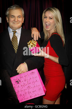 Jenny-Lee Masterson photographiée avec un mannequin de l'ancien Taoiseach Bertie Ahern au musée de cire de Dublin et pour lancer la promotion du Dublin bus Ticket jeudi. Banque D'Images