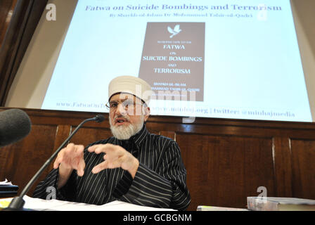 Le Dr Muhammad Tahir-ul-Qadri, le fondateur du mouvement international Minhaj-ul-Quran (MQI), lance une fatwa - ou une décision religieuse islamique - qui condamne les attentats suicide et les atrocités terroristes avec leurs auteurs lors d'une promenade en cage à oiseaux à Londres. Banque D'Images