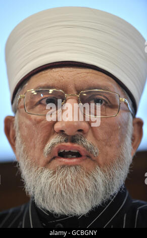 Le Dr Muhammad Tahir-ul-Qadri, fondateur du mouvement international Minhaj-ul-Quran (MQI), lors du lancement d'une fatwa - ou d'une décision religieuse islamique - qui condamne les attentats suicide et les atrocités terroristes ainsi que leurs auteurs, lors d'une promenade en cage à oiseaux à Londres. Banque D'Images