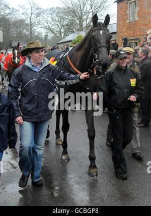 Denman, vainqueur de la coupe d'or Cheltenham 2008, est persillé dans les rues de Ditcheat après avoir remporté la coupe d'or Cheltenham par l'entraîneur Paul Nicholls (à droite) et son assistant Dan Skelton (à gauche) Banque D'Images