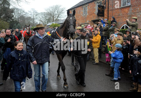 Denman, vainqueur de la coupe d'or Cheltenham 2008, est persillé dans les rues de Ditcheat après avoir remporté la coupe d'or Cheltenham par l'entraîneur Paul Nicholls (à droite du cheval) et son assistant Dan Skelton (à gauche) Banque D'Images